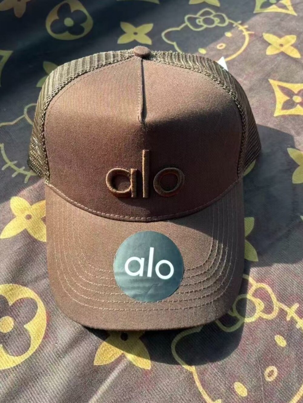 🌿 Alo Yoga District Trucker Hat Coffee Color basic style for city commuting 🧢